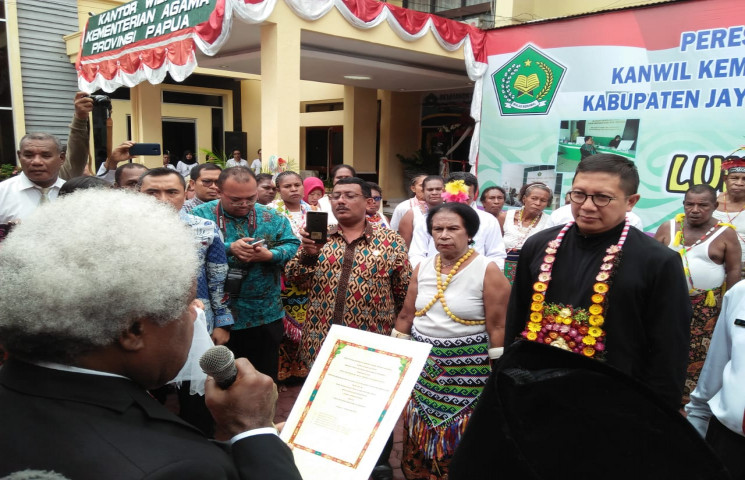 Menteri Lukman Hakim Diberi Penghargaan Tokoh Agama Papua
